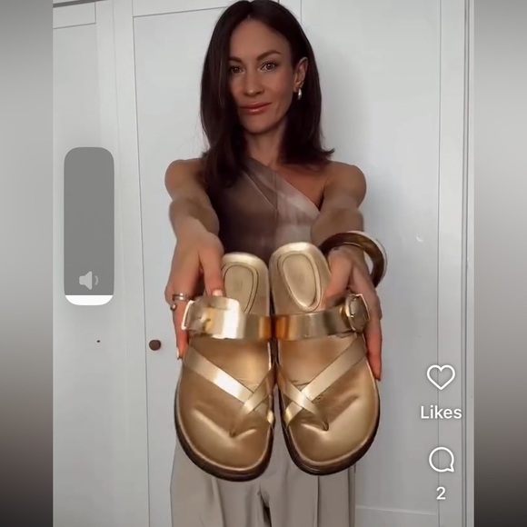 NWT ZARA VACATION FLAT METALLIC SANDAL SIZE 7.5
🚨 FINAL PRICE NO OFFER ACCEPT - Picture 10 of 10